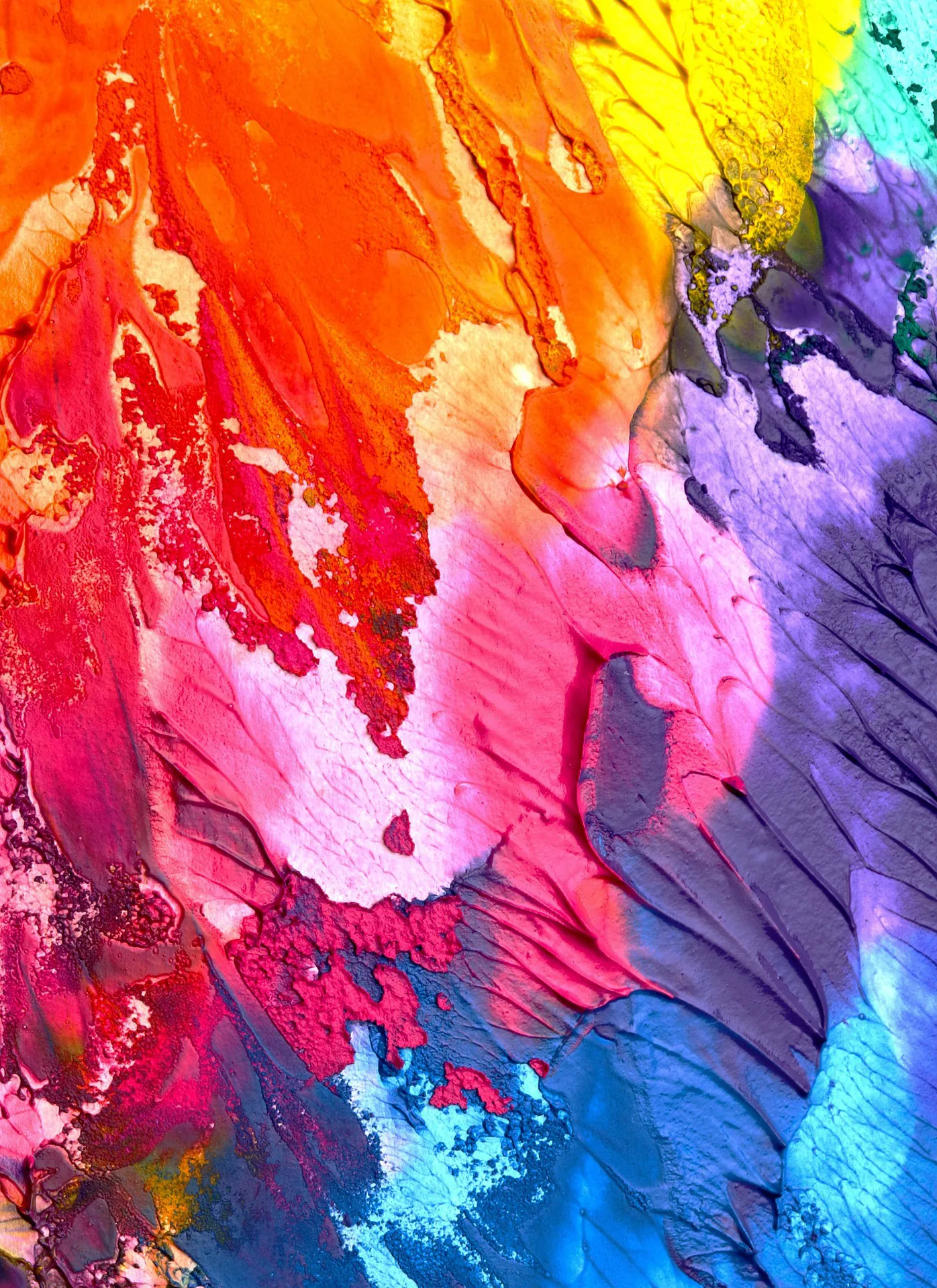 色鮮やかな絵の具を混ぜ合わせたアートの写真