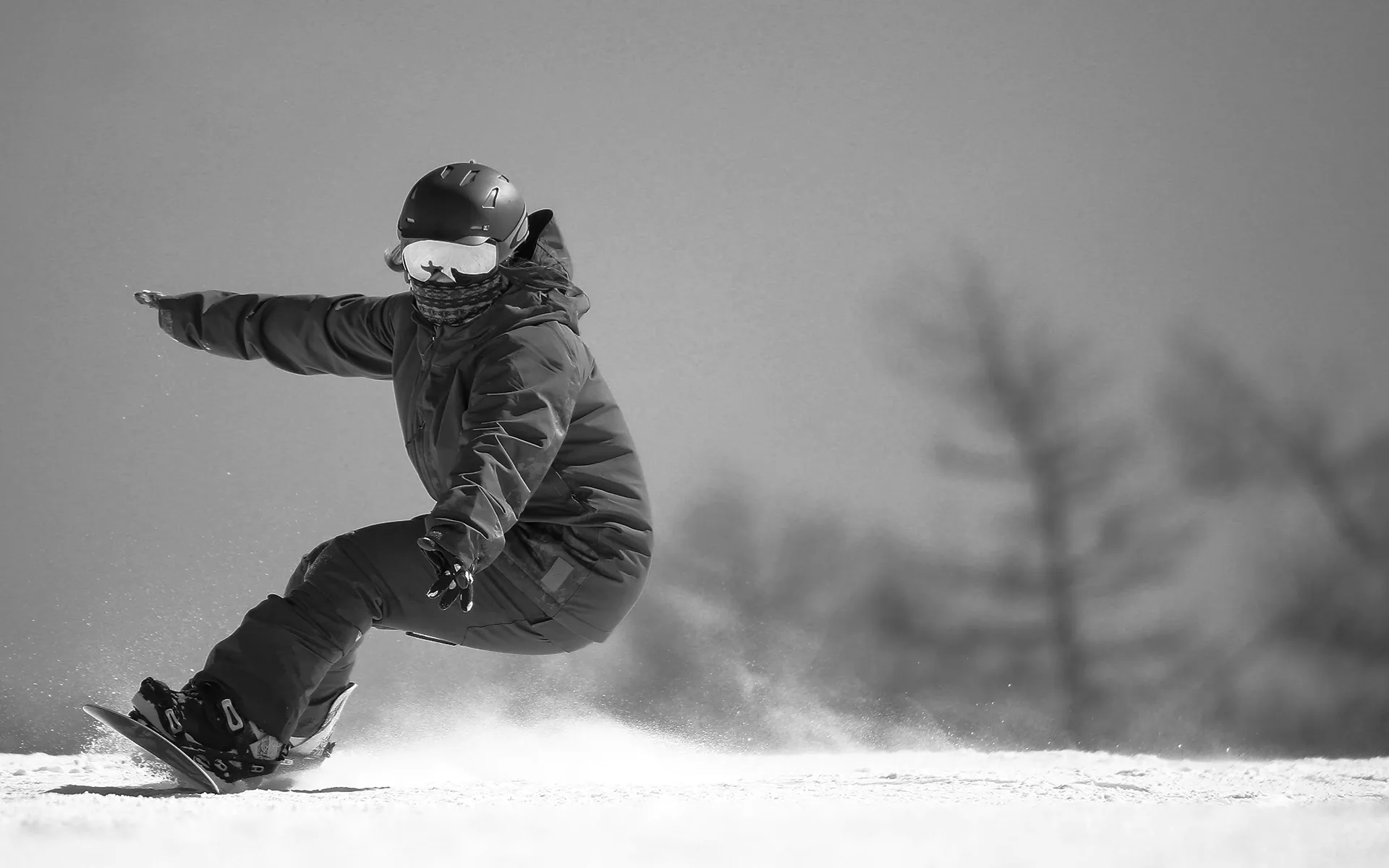 松本紗奈がスキー場のコースでバックサイドターンをしながら滑っている写真