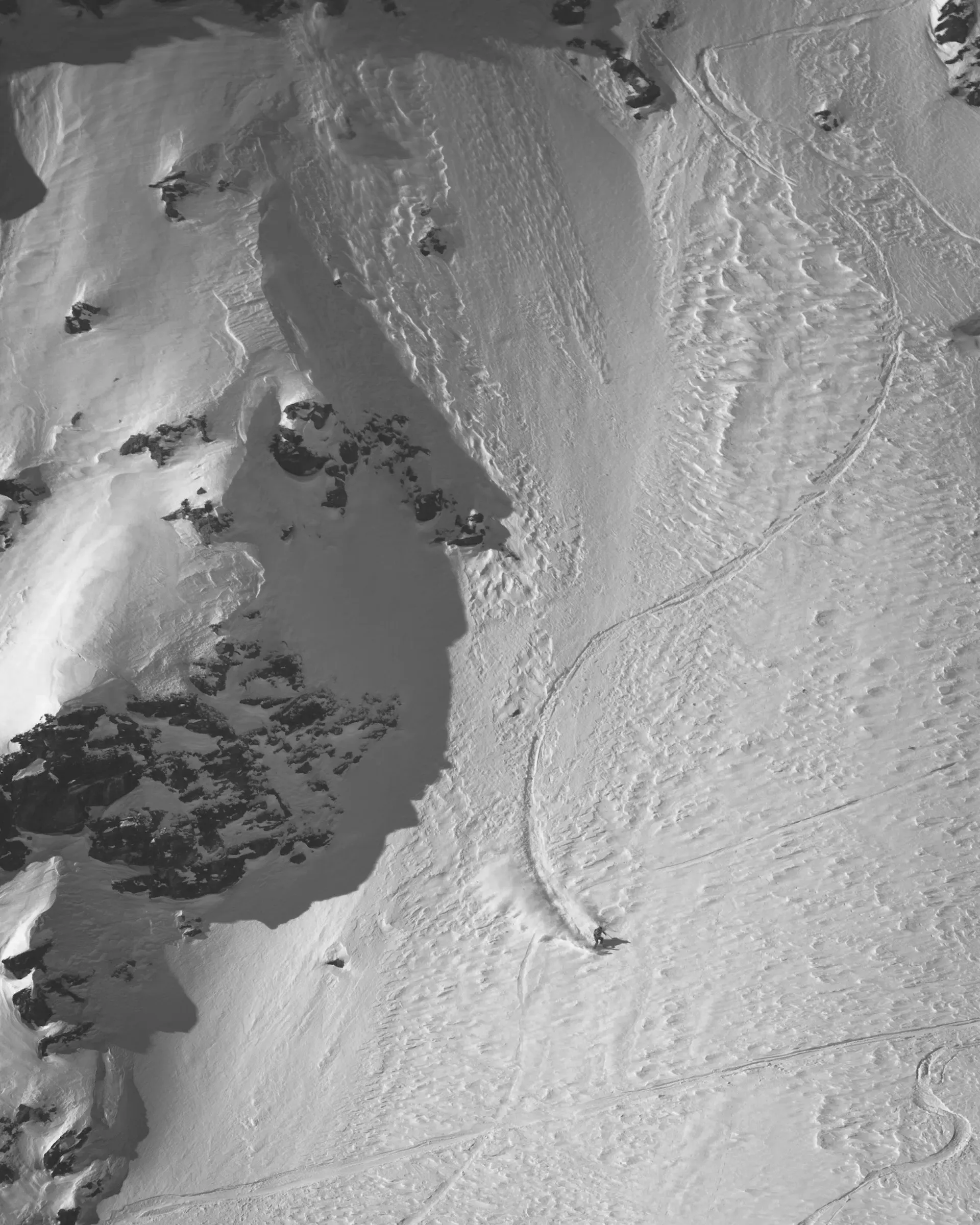 雪の上を滑り降りるスノーボーダー